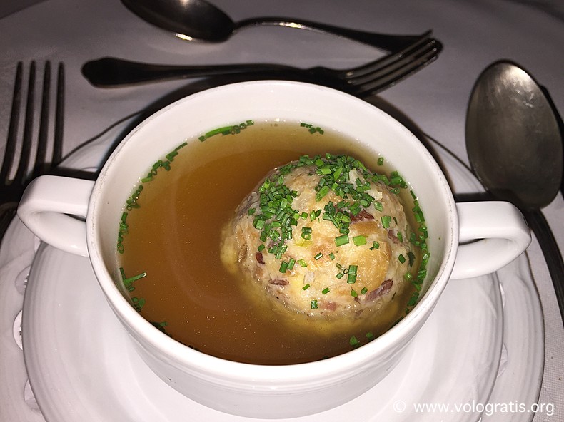 knodel mangiato ai mercatini di natale di innsbruck