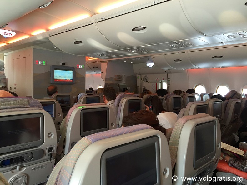 interno a380 emirates economy