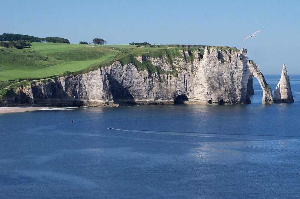 Étretat: tutto quello che devi sapere per visitare le bianche falesie