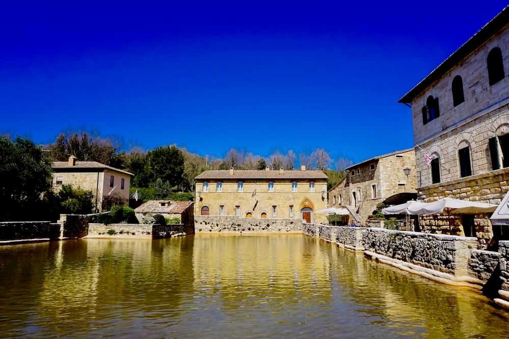 Bagno Vignoni: cosa vedere nel borgo con la vasca termale medievale